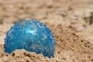 мяч на песке